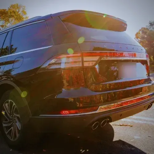 Lincoln Navigator, rear three-quarter view
